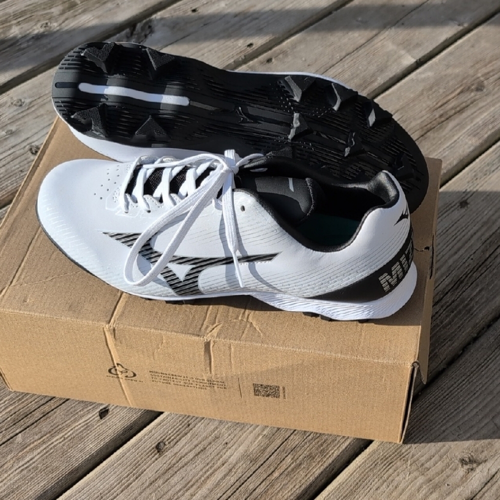 Mizuno Athletic Shoes White and Black Split Design